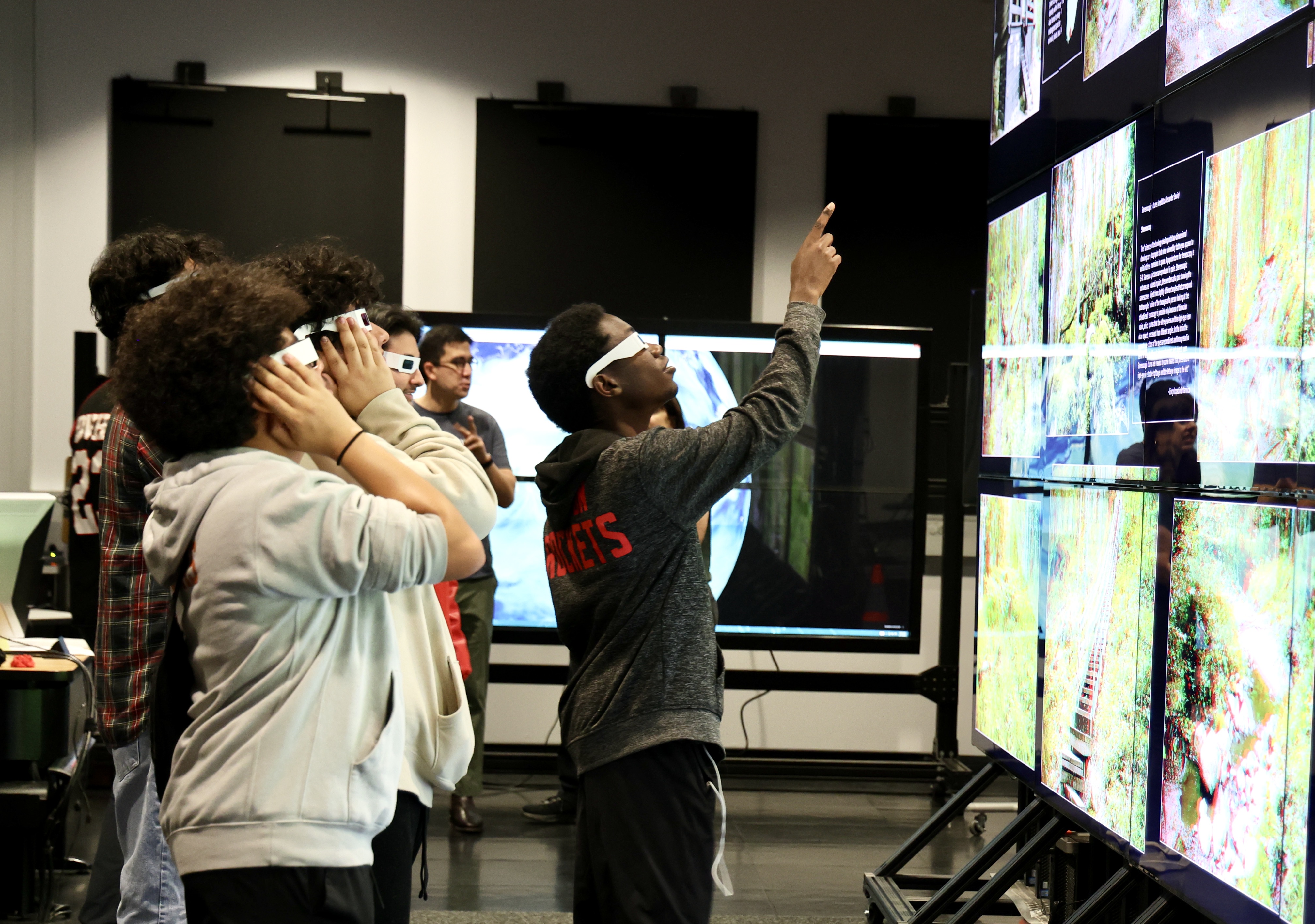 Del Valle students try out VR in the TACC visualization lab at the Oden Institute. Credit: Joanne Foote/Oden Institute