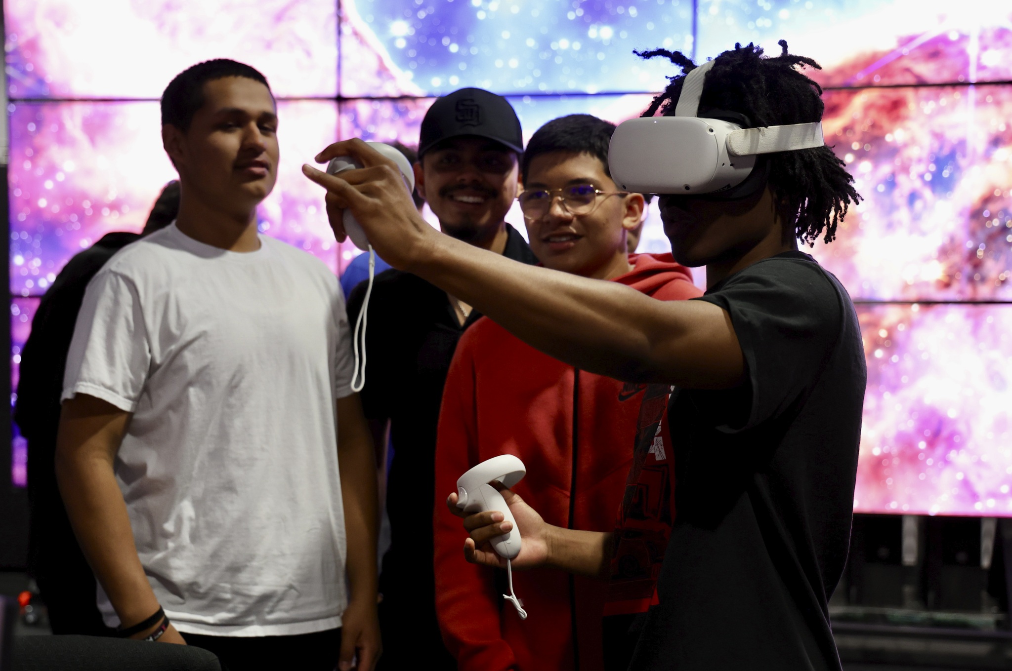 Del Valle students try out VR in the TACC visualization lab at the Oden Institute. Credit: Joanne Foote/Oden Institute