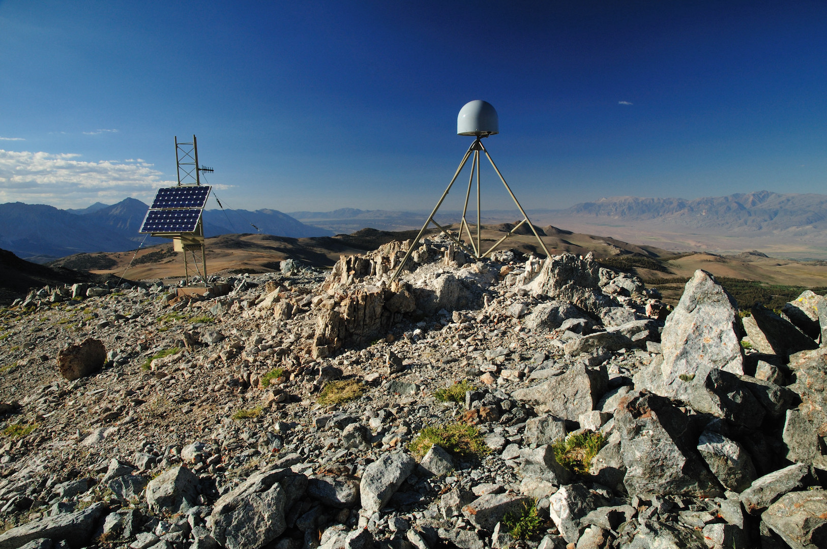 A GPS station atop the Sierra Nevada mountains. Researchers at The University of Texas at Austin used GPS networks to image the planet’s interior. Credit: UNAVCO/National Science Foundation